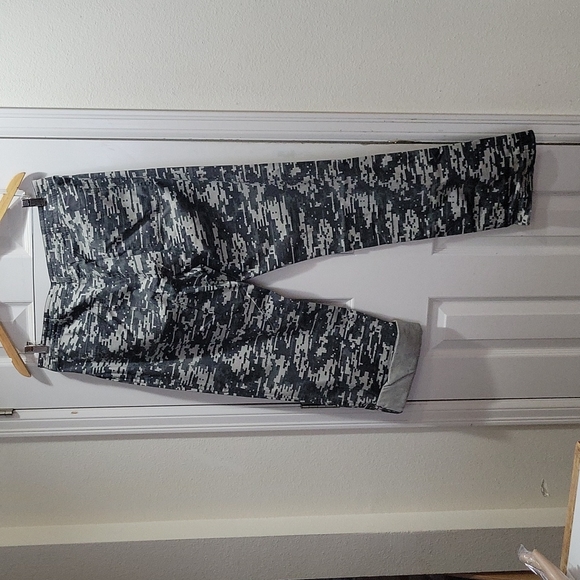 NEW in Packaging Orvis Trout Bum Roll Up or Full Length Digital Camo Pant 4 sz - Picture 13 of 14